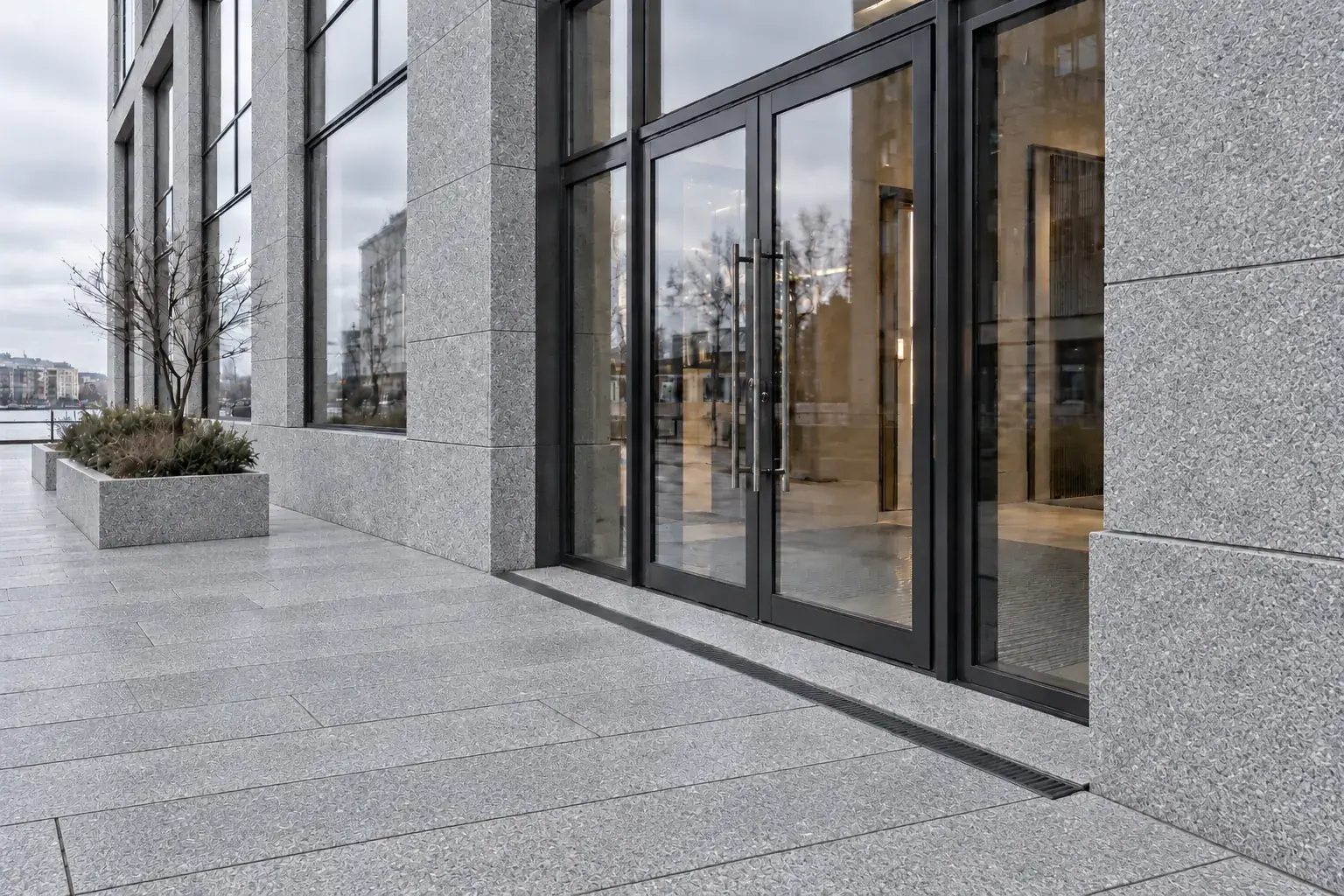 Projektspecifik stenbeklädnad vid entré